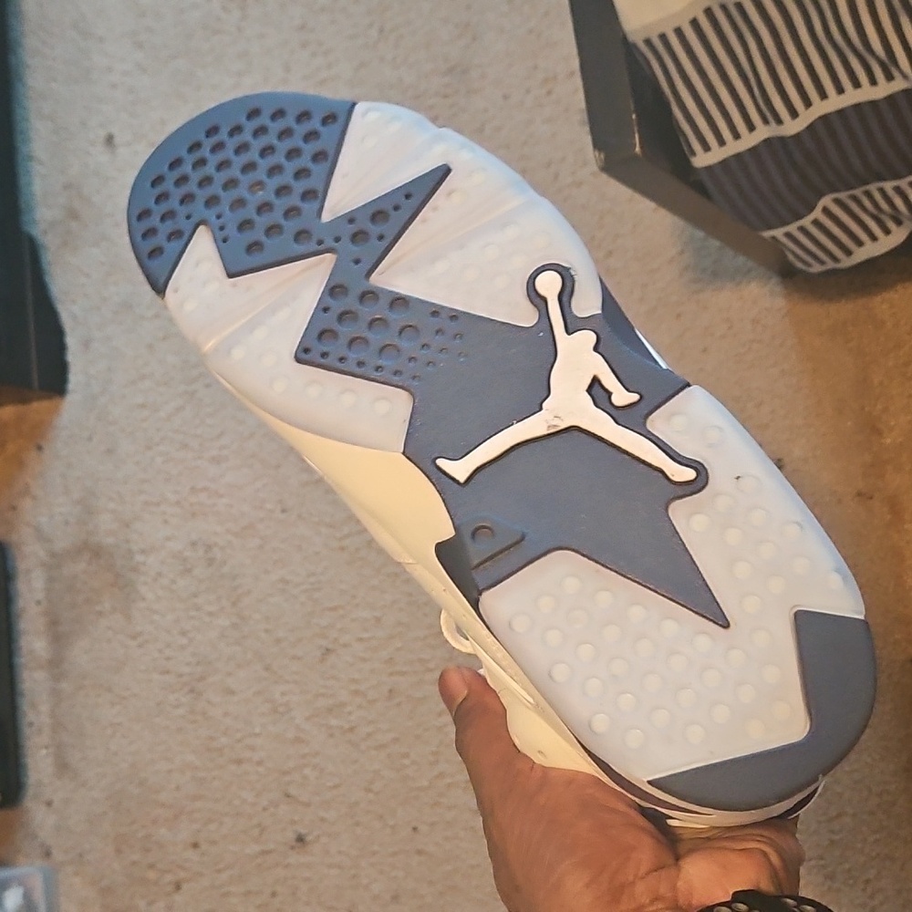 Jordan Sneakers White and Navy - Picture 4 of 4
